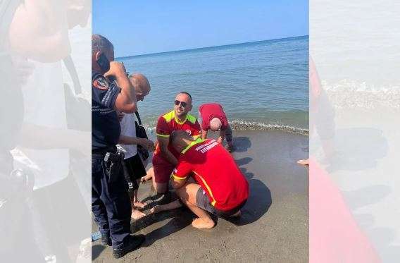 Kosovarja shpëtohet nga vrojtuesit në Shëngjin, rrezikonte të mbytej gjatë notit