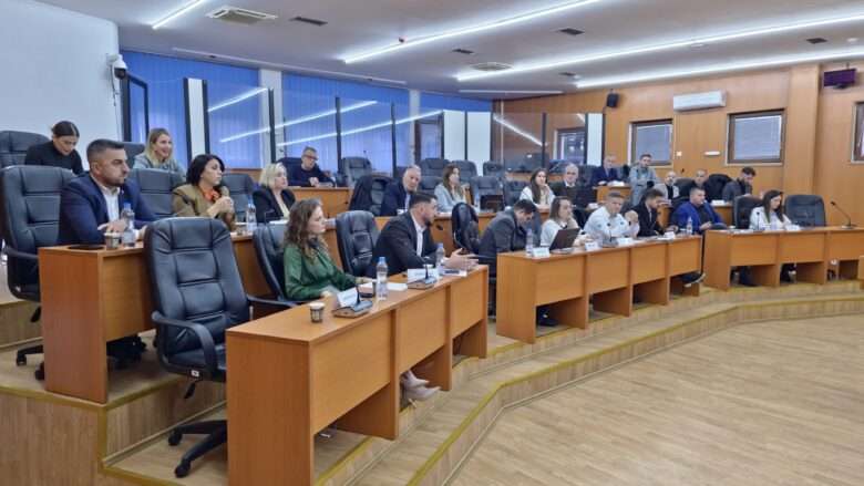 Përplasje mes koalicionit në Shtime, shtyhet propozimi i Qemajl Aliut për rrënimin e objektit para komunës