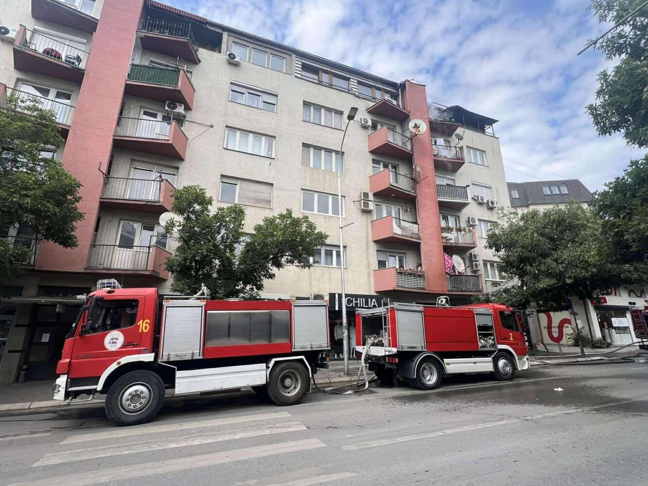 Zjarr në një banesë në rrugën “UÇK” të kryeqytetit, ndërhyjnë zjarrfikësit