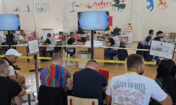 Përfundon numërimi i votave brenda territorit të Shqipërisë: Pjesëmarrja 42.21 përqind, mbi 55 mijë vota të pavlefshme