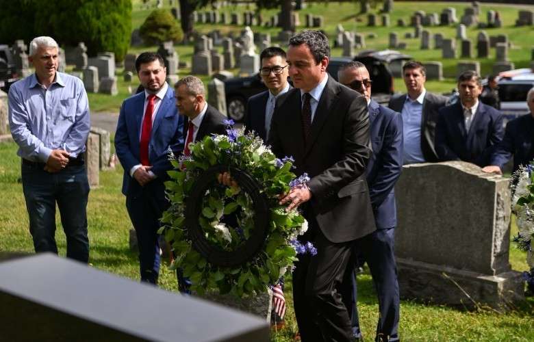 Kurti bën homazhe te varrezat e vëllezërve Bytyqi në SHBA: Ideali i tyre, udhërrëfyes për të ecur përpara