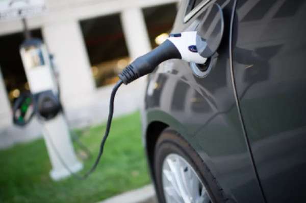 Rritet importi i veturave elektrike, qytetarët kërkojnë heqjen e doganës për këto vetura