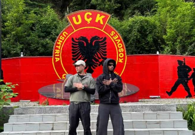 Adeyemi pozon në memorialin e UÇK-së, ‘çmenden’ mediat serb