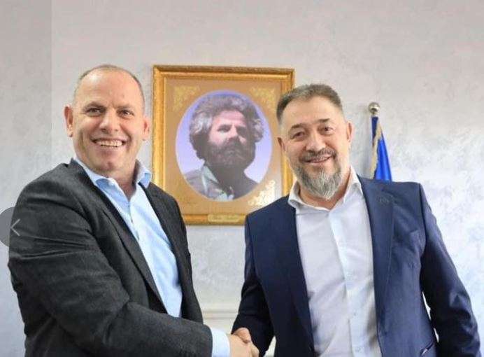 A do t’i pajtojë Gani Geci Lushtakun e Lladrovcin? Ramiz Lladrovci: Ai s’mund të hyjë kurrë në mesin tonë