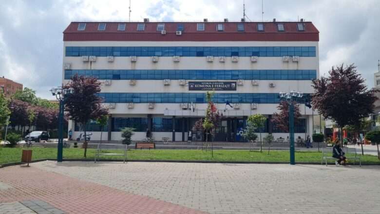Komuna e Ferizajt mbështet fermerët me fidane të mjedrës dhe sistem të ujitjes
