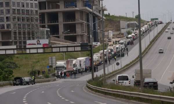 Vendimi i ZRRE për energji, bizneset e mëdha paralajmërojnë vazhdimin e protestave: Rrezikojmë mbylljen