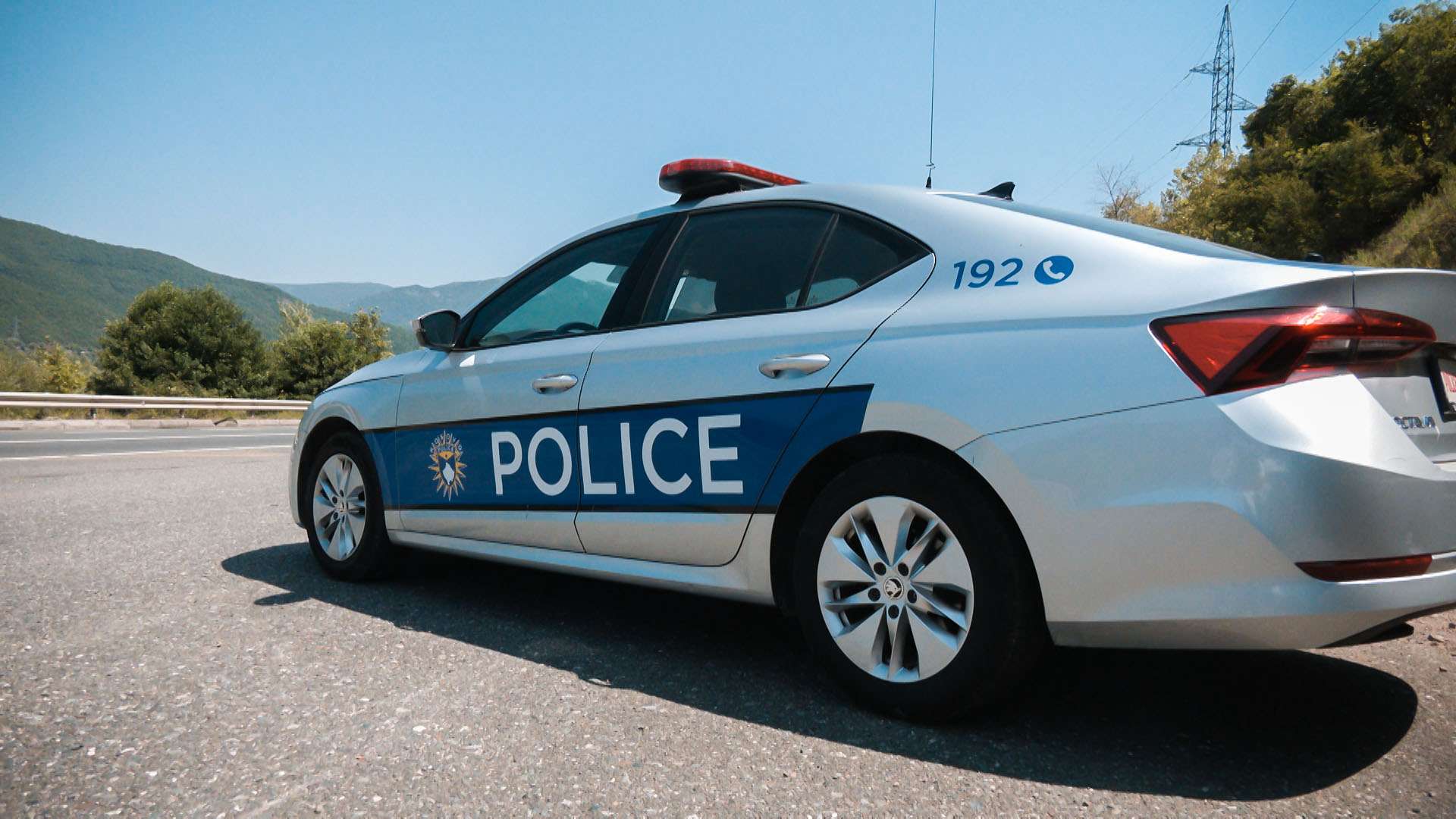 Tre të lënduar në Sllatinë nga aksidenti mes tri automjeteve