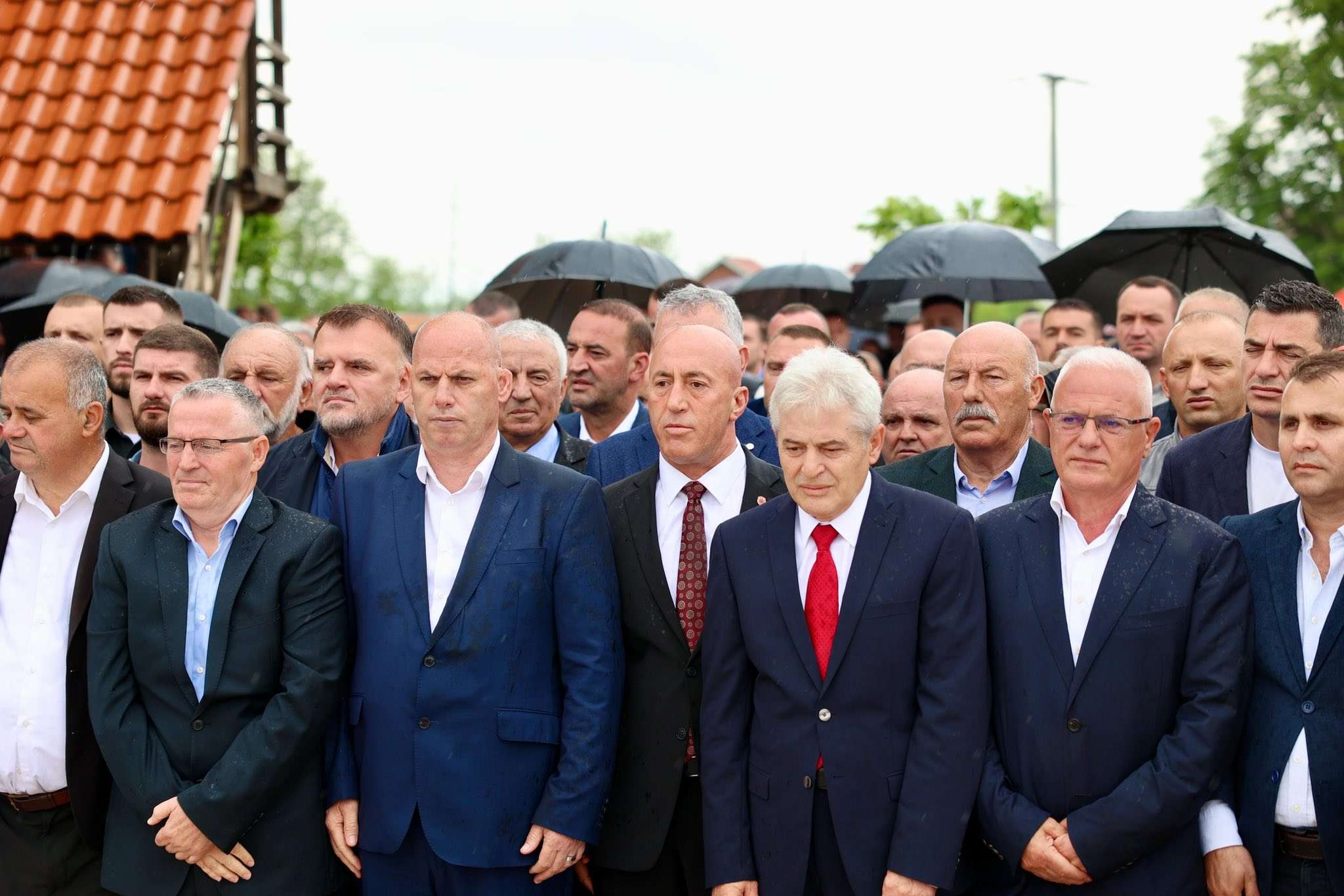 Ramush Haradinaj përkujton vëllanë e tij, Luanin