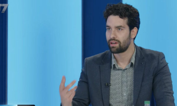 Dibran Hoxha tregon se çka fliste deputeti i Vetëvendosjes në telefon: Nuk i kemi numrat, as ata nuk i kanë numrat