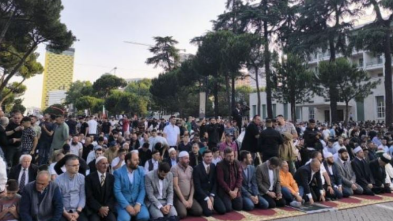 Festa e Kurban Bajramit festohet edhe në Shqipëri, mijëra besimtarë falin namazin në bulevardin ‘Dëshmorët e Kombit’