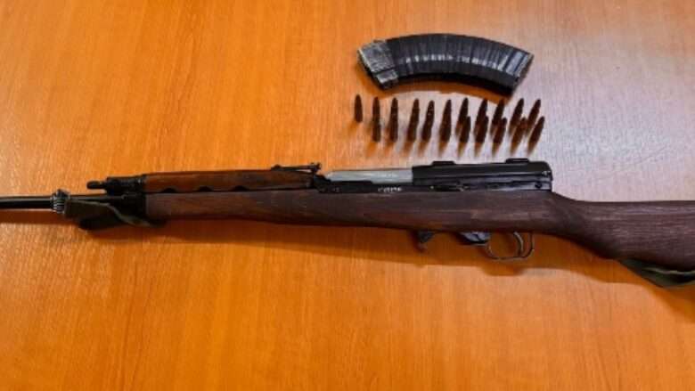 Policia në Ferizaj sekuestron një armë zjarri tek një 31 vjeçar