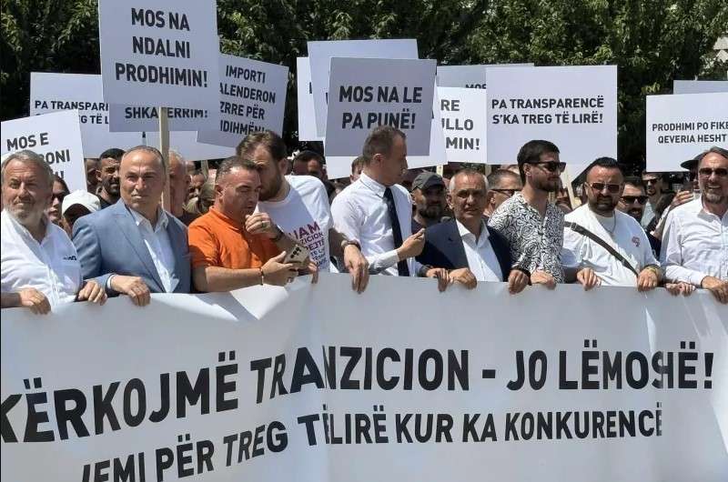 Bizneset kërcënojnë me bllokadë të rrugëve nëse ZRRE-ja nuk pezullon vendimin, afati përfundon sot