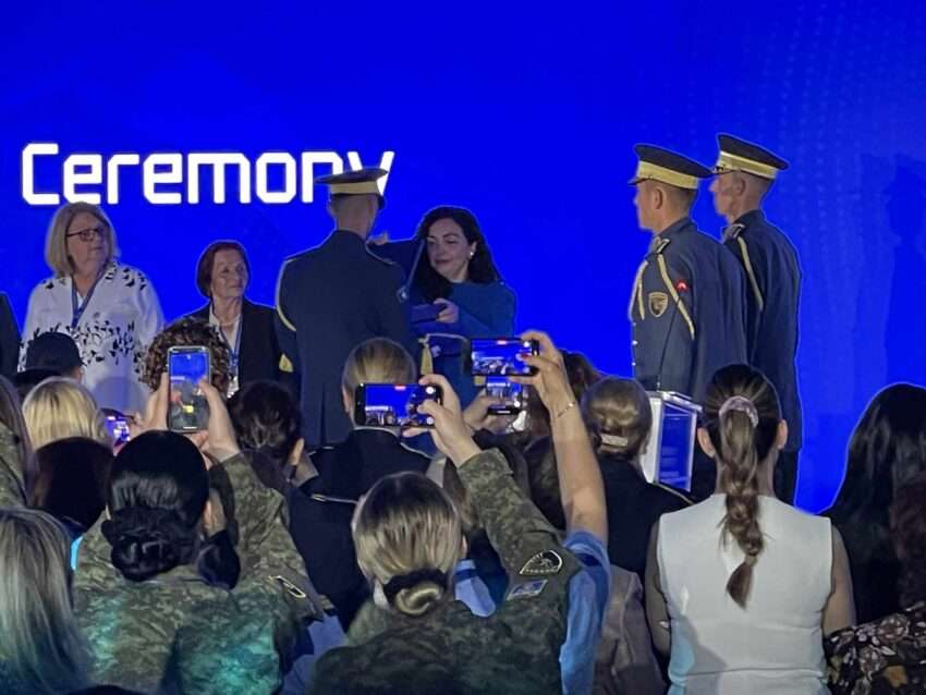 Osmani ua ndan Medaljen Presidenciale nënave të Srebrenicës