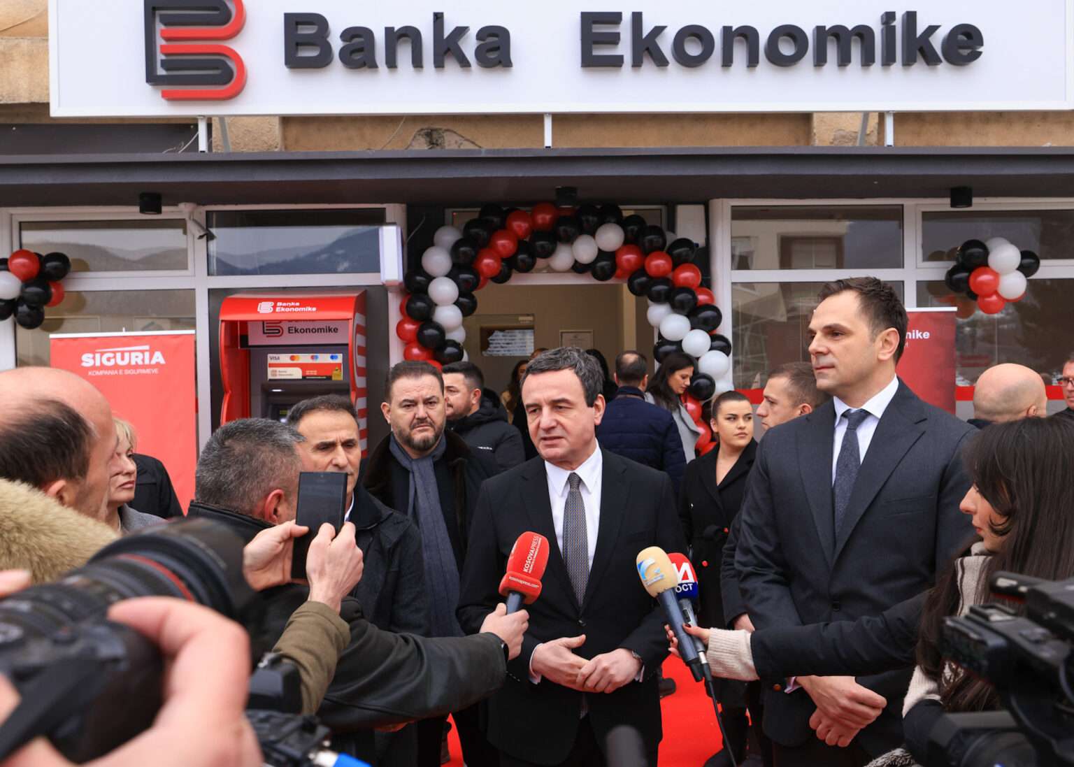 Kryeministri Kurti mori pjesë në hapjen e degës së Bankës Ekonomike në Leposaviq