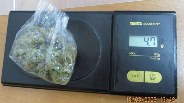 Policia në Ferizaj arreston dy të dyshuar për mbajtje të 7.39 gram marihuanë