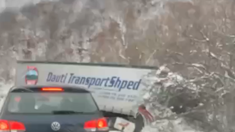 Reshjet e borës, një kamion rrëshqet nga rruga në Badovc