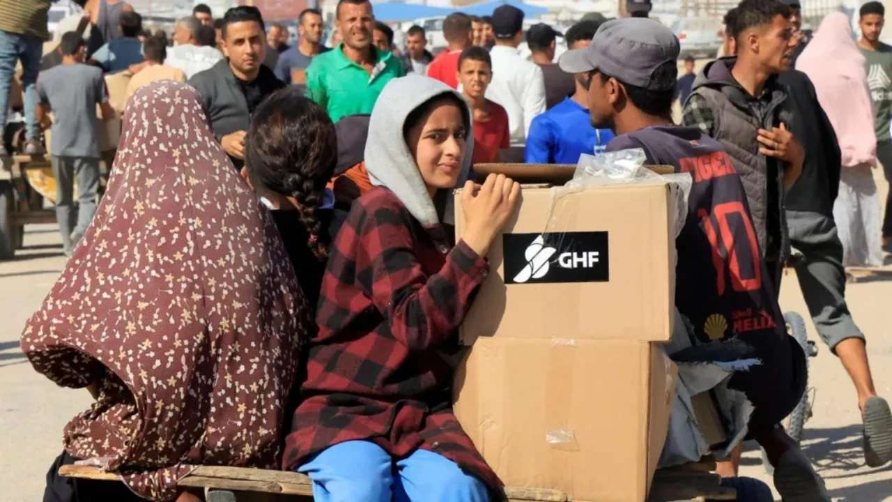 Kaos në Rafah, turmat “pushtojnë” pikën e grumbullimit dhe shpërndarjes së ndihmave ushqimore