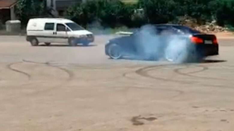 Qytetarët kërkojnë nga Policia t’i monitorojnë maturantët që vozisin vetura në qytet