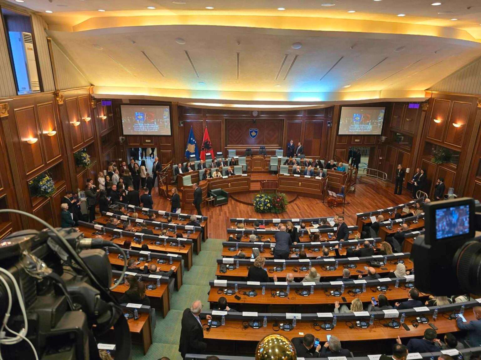 Deputetët shqiptarë mbërrijnë në Kuvendin e Kosovës, pritet nisja e seancës së përbashkët