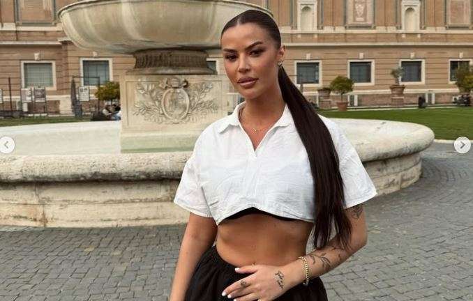 Satntiana provokon nga shtrati, ekspozon këtë pjesë të trupin