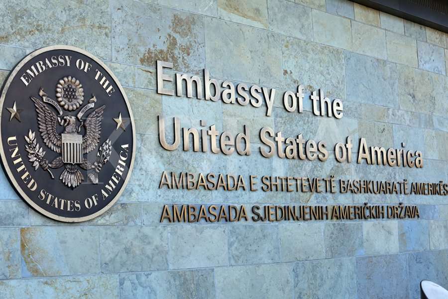 Ambasada amerikane: Ngërçi politik po i kushton Kosovës, udhëheqësit duhet ta prioritizojnë progresin dhe stabilitetin