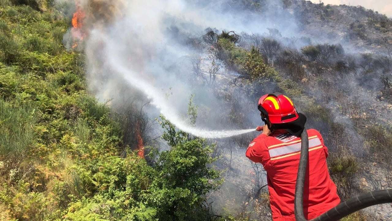 Rruga Shkup–Hani i Elezit bllokohet për shkak të zjarrit pranë tunelit në RMV